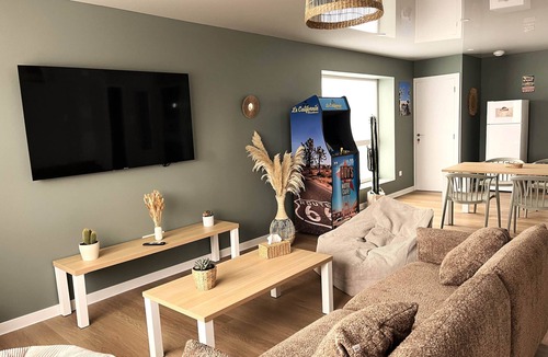 Neuf-Mesnil Apartment | Venice Beach - Suite in residence with swimming pool