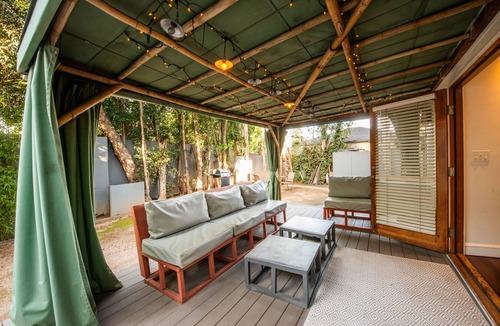 Venice House | Venice Studio With Outdoor Cabana Studio Bedroom Apts by RedAwning