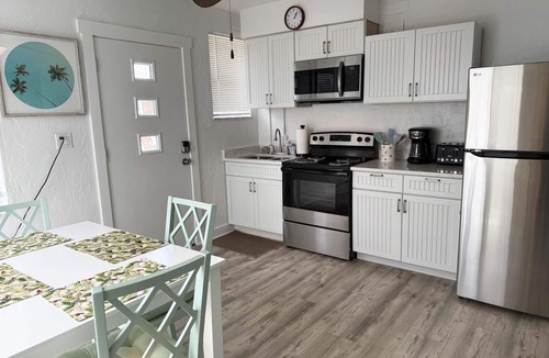 Golden Beach Apartment | Venice Villas 1BR – Beachside Pool Escape