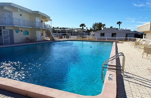 Golden Beach Apartment | Venice Villas 1BR – Beachside Pool Escape