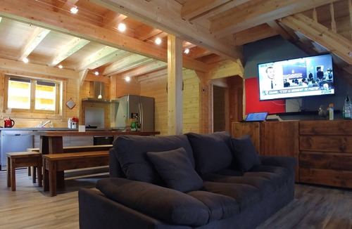 Venosc Ski Chalet | VENOSC VILLAGE Chalet "LE MELGUEIL" 3 */10 pers gondola 300m jacuzzi wifi