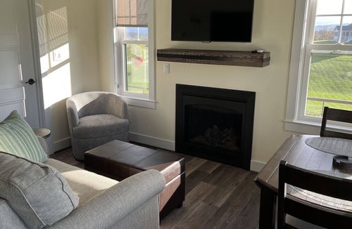 Stephens City Cottage | Ventura Cottage: breathtaking views/Outdoor Tub/4 acres/Gym/<10min to Winchester