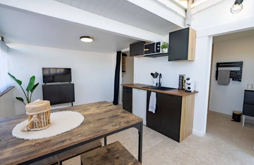 La Peyrade Apartment | Veranda Pia