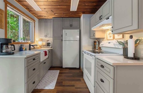 Verlot Cabin | Verlot River Cabin Hot Tub Firepit Fireplace