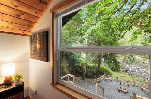 Verlot Cabin | Verlot River Cabin Hot Tub Firepit Fireplace