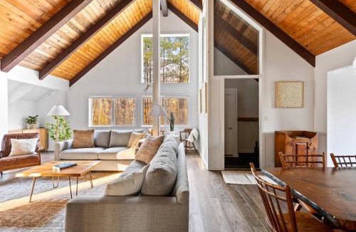 Jamaica Ski Chalet | Vermont A-Frame Hot Tub, Sauna, Fire Pit Sleeps 10 Near Stratton