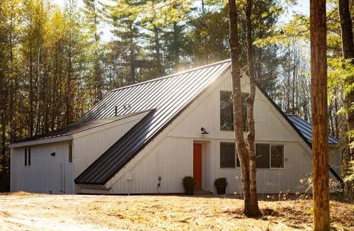 Jamaica Ski Chalet | Vermont A-Frame Hot Tub, Sauna, Fire Pit Sleeps 10 Near Stratton