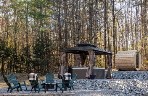 Jamaica Ski Chalet | Vermont A-Frame | Hot Tub, Sauna, Fire Pit | Sleeps 10 Near Stratton