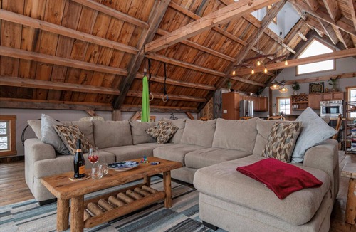 Brookfield House | Vermont Retreat: 3BR with Mountain Views & Trails