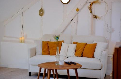Verneuil-sur-Avre Apartment | Verneuil sur Avre - Romantic room