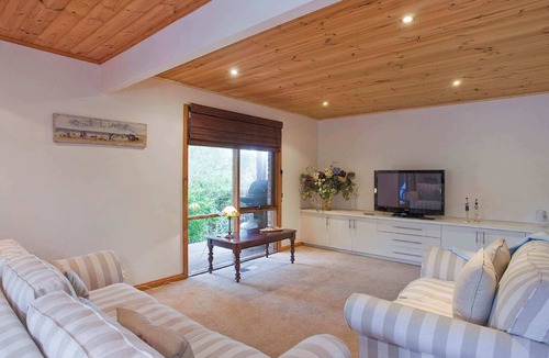 Jan Juc House | Vernon Hideaway I Pet Friendly I Walk to beach