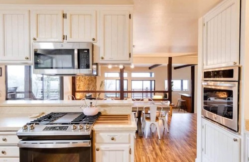 Ukiah House | Verona: Awesome Views, Pool, Vineyard, Hot Tub!