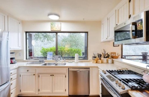 Ukiah House | Verona: Awesome Views, Pool, Vineyard, Hot Tub!