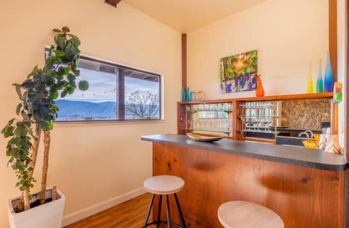 Ukiah House | Verona: Awesome Views, Pool, Vineyard, Hot Tub!