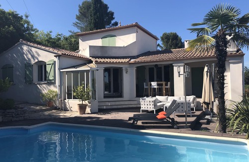 Sommieres Villa | Very Beautiful Villa Standing with pool and sauna.