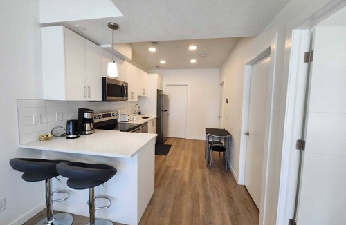 Cochrane House | Very bright walkout basement Close to Mountains