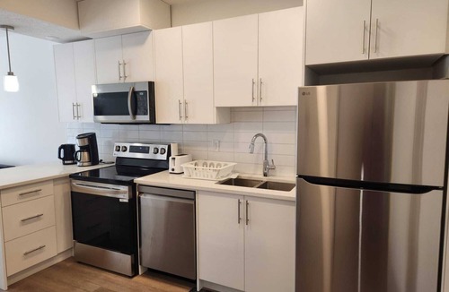 Cochrane House | Very bright walkout basement Close to Mountains