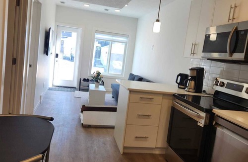 Cochrane House | Very bright walkout basement Close to Mountains