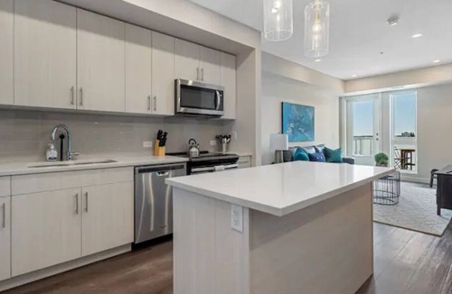 Southwest Calgary Apartment | Very Clean 2 BED {Min To Chinook Mall} U/G Parking