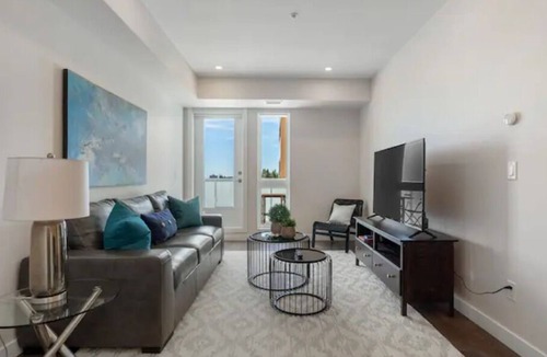 Southwest Calgary Apartment | Very Clean 2 BED {Min To Chinook Mall} U/G Parking