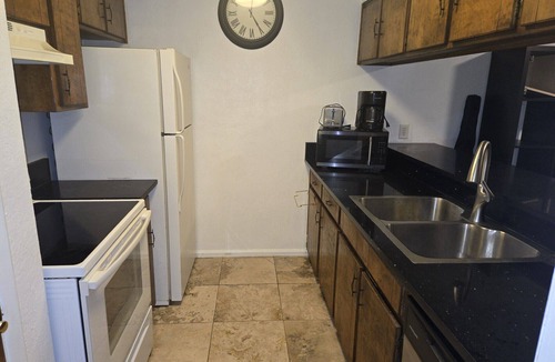 Euless Apartment | Very close to everything, minutes to airport, theme park, Dallas Cowboy Stadium.