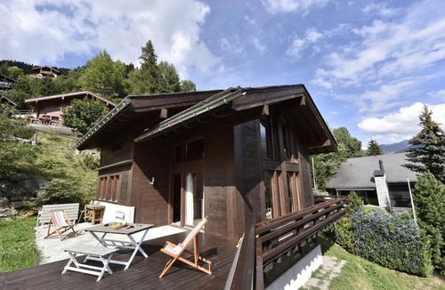 Grimentz Ski Chalet | Very comfortable chalet with sauna for 8-10 persons : Living room with fireplace - kitchen with dish