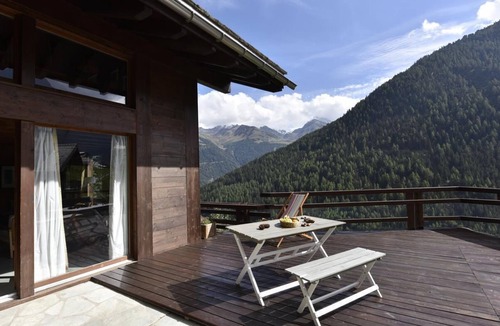 Grimentz Ski Chalet | Very comfortable chalet with sauna for 8-10 persons : Living room with fireplace - kitchen with dish