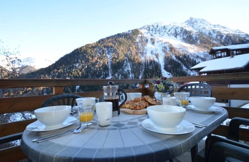 Grimentz Ski Chalet | Very comfortable chalet for 8 persons : Living room with non usable fireplace - kitchen with dishwas