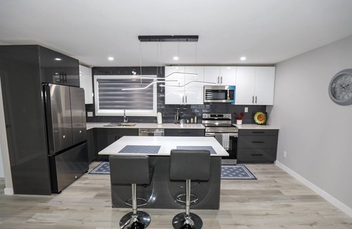 Winnipeg House | Very Convenient 5 BR in quite neighborhood