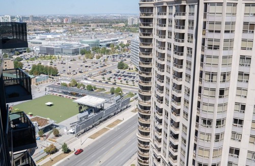 Downtown Mississauga Condo | Very cozy large 2/2 Mississauga condo with parking.