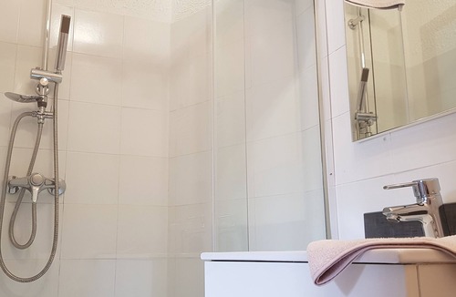 Siguer Bed & Breakfast | Very friendly bed and breakfast, surrounded by mountains (shower room)