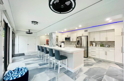 Oakland Park House | Very large 4 bedroom house-restaurants-central-heated pool-balconies