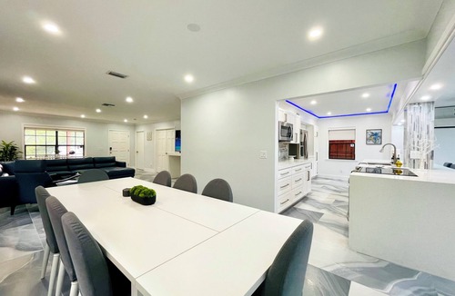 Oakland Park House | Very large 4 bedroom house-restaurants-central-heated pool-balconies