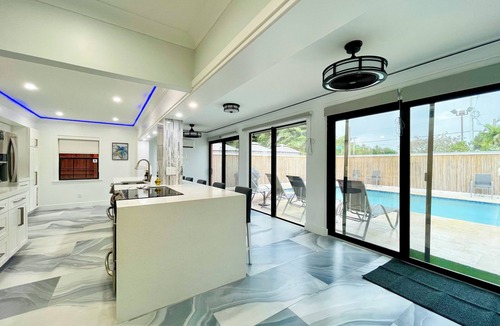 Oakland Park House | Very large 4 bedroom house-restaurants-central-heated pool-balconies
