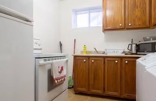 Cote-Saint-Luc Apartment | Very large and bright and clean semi basement 2 rooms apartment in Cote St-Luc