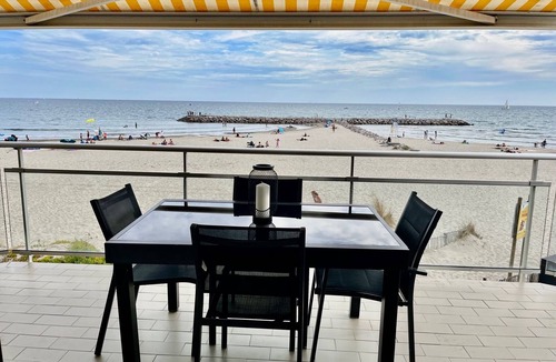 Carnon-Plage Apartment | Very nice family apartment in 1st line facing the sea with large terrace