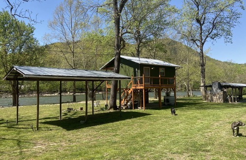Del Rio Cabin | Very Private Riverfront Cabin 38 miles from Gatlinburg/Pigeon Forge/Sevierville