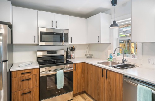 Crystal Beach House | Very Short 300 meter walk to the beach