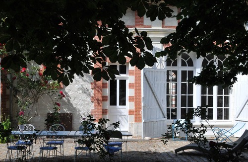 Brain-sur-Allonnes Other | Very spacious GITE 8-12 people in the courtyard of the Château