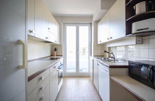 Hottingen Apartment | Very spacious studio with balcony (Parkview 2)