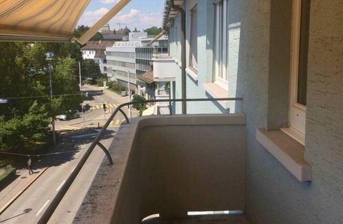 Hottingen Apartment | Very spacious studio with balcony (Parkview 2)