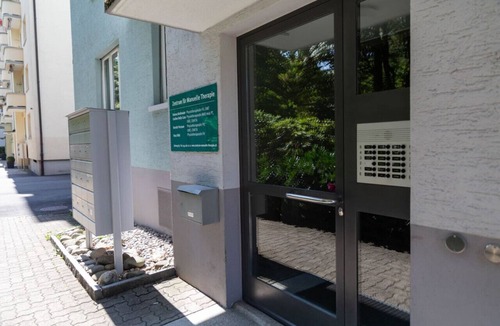 Hottingen Apartment | Very spacious studio with balcony (Parkview 2)