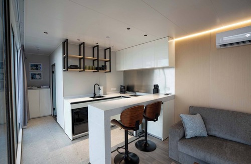 Bridgeport Apartment | Vessel 4 -Futuristic Vessel on the Lake | Fire Pit Wi-Fi Full Kitchen