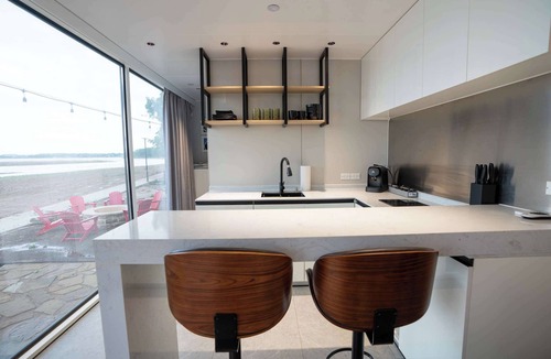 Bridgeport Apartment | Vessel 4 -Futuristic Vessel on the Lake | Fire Pit Wi-Fi Full Kitchen