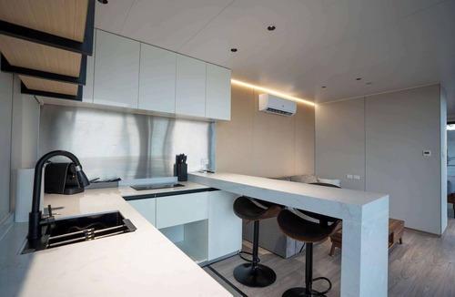 Bridgeport Apartment | Vessel 4 -Futuristic Vessel on the Lake | Fire Pit Wi-Fi Full Kitchen