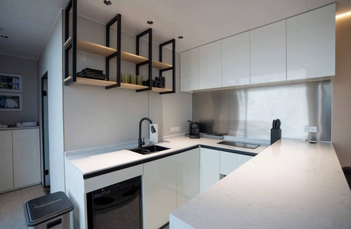 Bridgeport Apartment | Vessel 4 -Futuristic Vessel on the Lake | Fire Pit Wi-Fi Full Kitchen