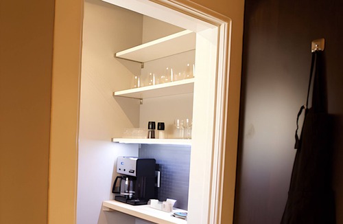 Lindsborg Apartment | Vetehuset-Plantera Loft with Private Elevator