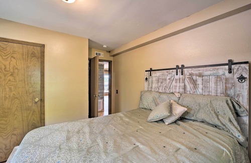 Vian Cabin | Vian Getaway w/ Lake Tenkiller Views & Deck!