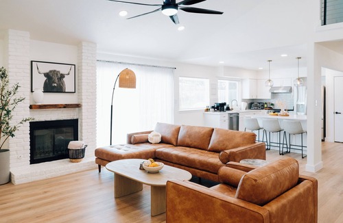 North Austin Civic Association House | Vibe and cozy House minutes from Q2 Stadium The Domain Downtown you'll love it.
