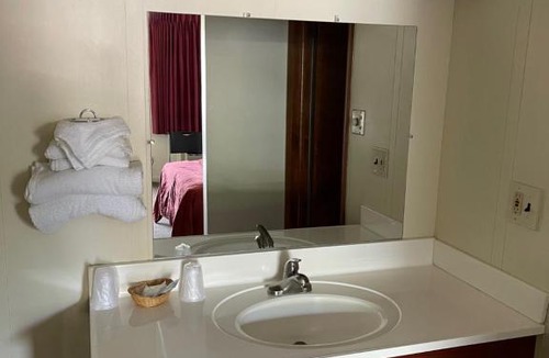 Lyons Hotel | VIBE INN - WHIRLPOOLS SUITES - Lyons